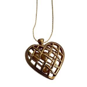 1993 Gold Avon Capture Your Heart Pendant Necklace with 3 Pearls Inside Pendant